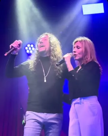 Facundo Toro cantando a dúo en el escenario de Quality Center, con luces azules