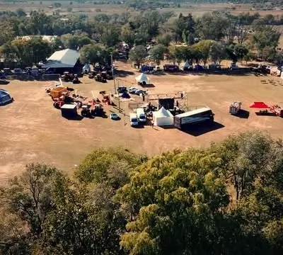 Vista aérea con drone del predio de un festival rodeado de árboles